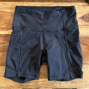 Lululemon fast n free 6 inch size 4